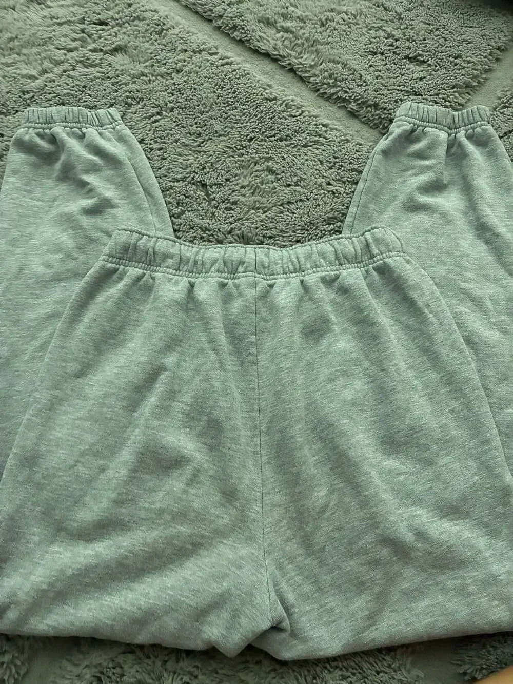 Alo Yoga Accolade Sweatpants in Athletic Heather Grey Small